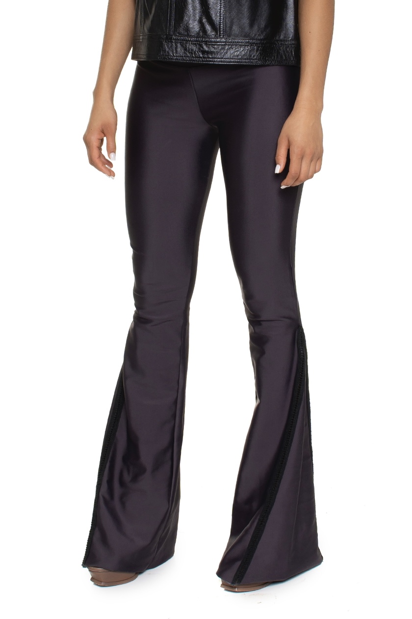 Calça Flare Com Detalhe Na Barra